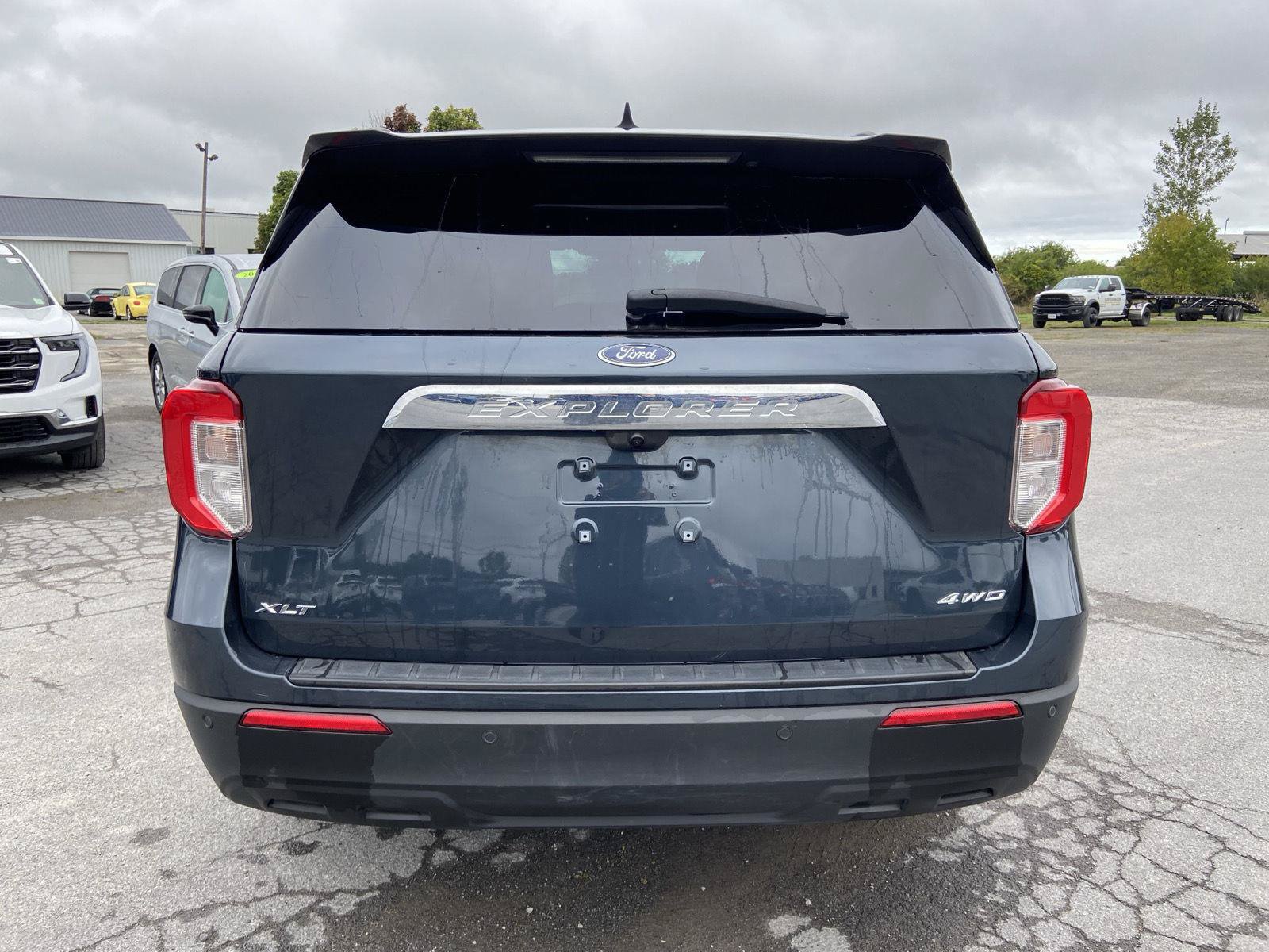 Used 2023 Ford Explorer XLT AWD/4WD image 9