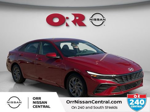 Used 2024 Hyundai Elantra SEL image 3