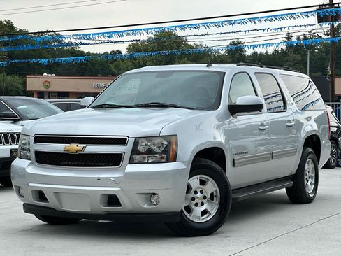Used 2014 Chevrolet Suburban LT RWD image 3