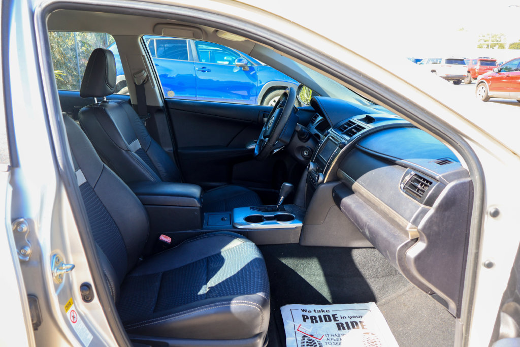 Used 2013 Toyota Camry SE FWD image 9