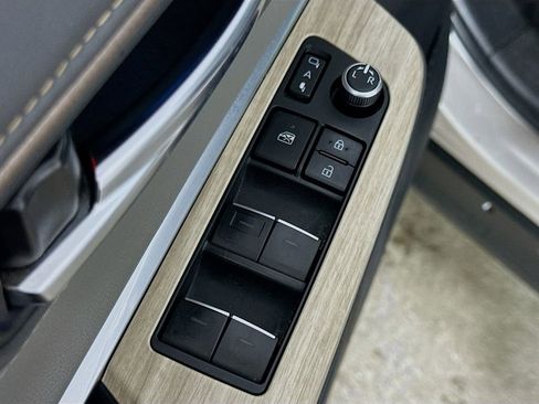 Used 2023 Toyota Venza Limited image 20