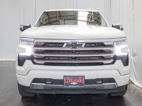Used 2022 Chevrolet Silverado 1500 High Country w/ High Country Premium Package AWD/4WD image 2