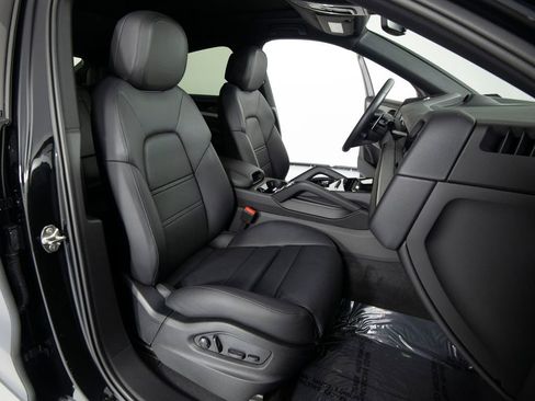 Certified 2025 Porsche Cayenne Coupe image 34