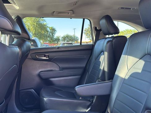 Used 2022 Toyota Highlander XLE image 25