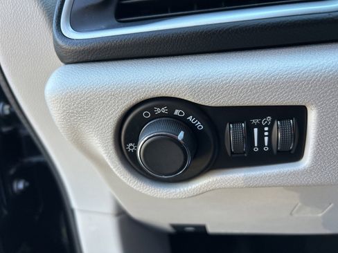 Used 2017 Chrysler Pacifica Touring w/ Tire & Wheel Group image 24