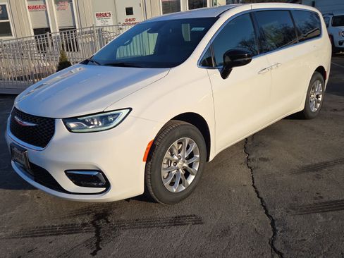 New 2026 Chrysler Pacifica Select image 6