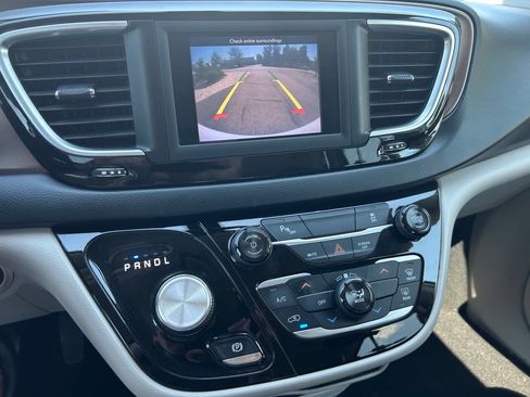 Used 2018 Chrysler Pacifica L FWD image 12