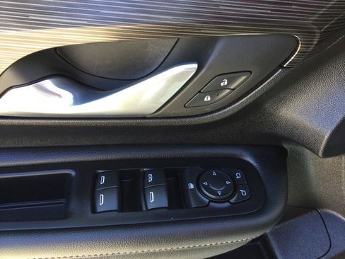 Used 2024 GMC Terrain SLE w/ Driver Convenience Package image 9