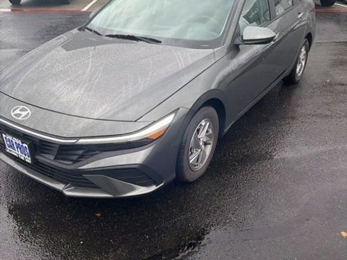 Certified 2025 Hyundai Elantra SE image 2