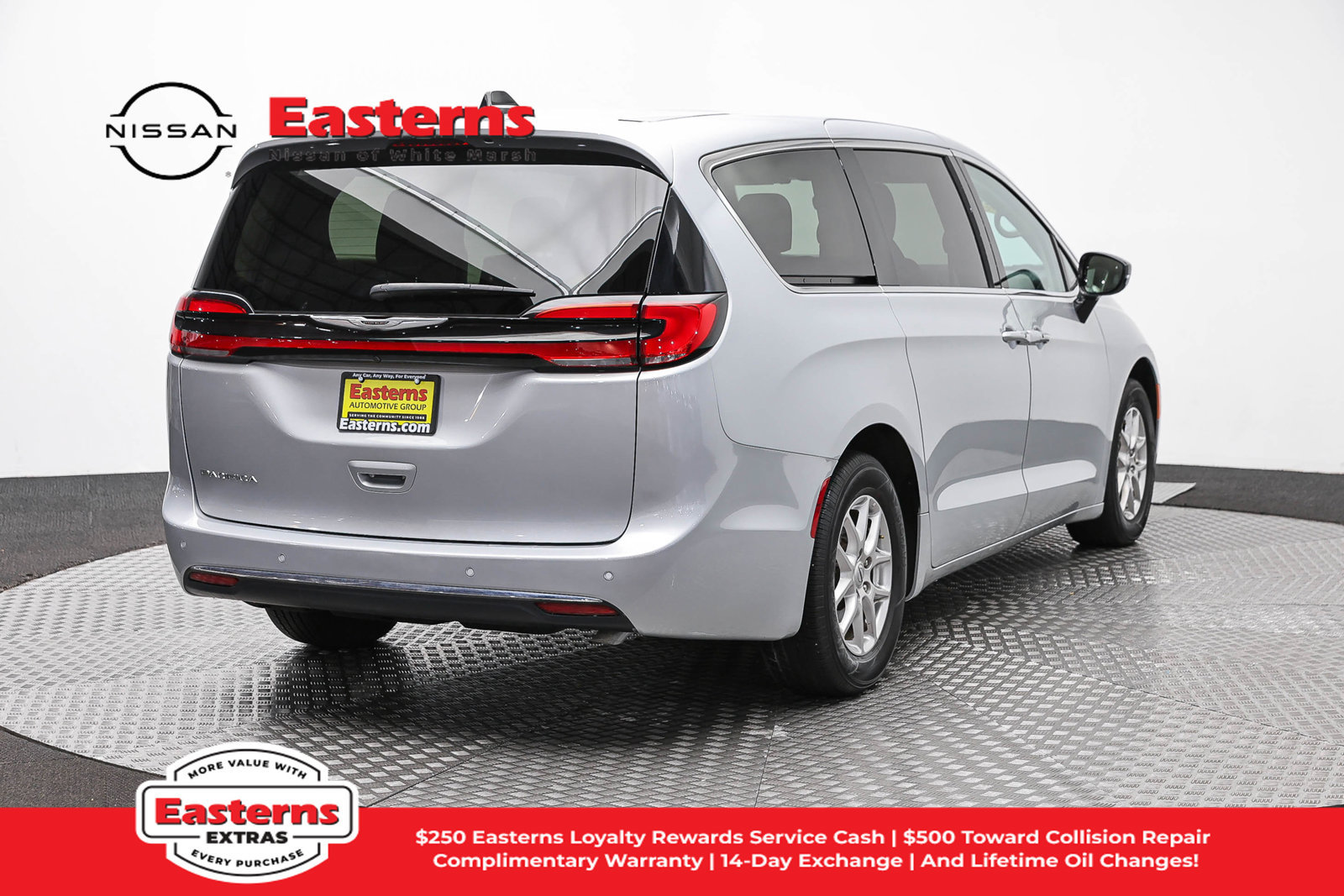 Used 2024 Chrysler Pacifica Touring-L FWD image 5