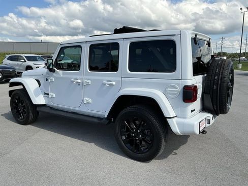 Used 2021 Jeep Wrangler Unlimited Sahara image 6