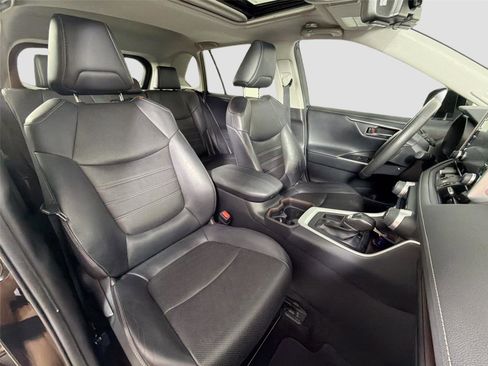 Used 2019 Toyota RAV4 Limited w/ Cold Weather Package FWD image 28