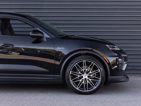 New 2026 Porsche Macan 4 Electric image 9