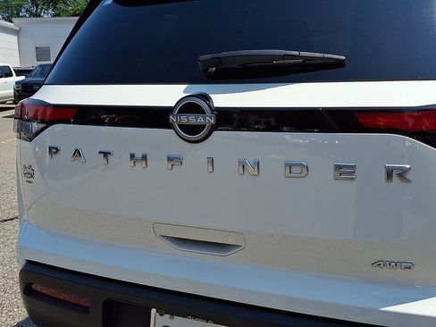 Used 2025 Nissan Pathfinder S AWD/4WD image 32
