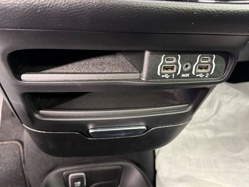 Used 2025 Chrysler Pacifica Select FWD image 32