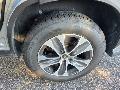 Used 2020 Toyota Highlander XLE image 14