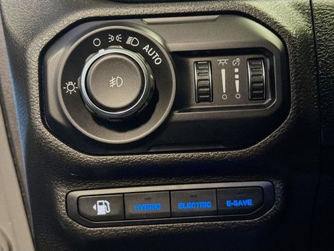 Used 2022 Jeep Wrangler Sahara image 16