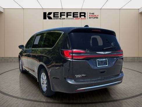 Certified 2023 Chrysler Pacifica Touring-L FWD image 3