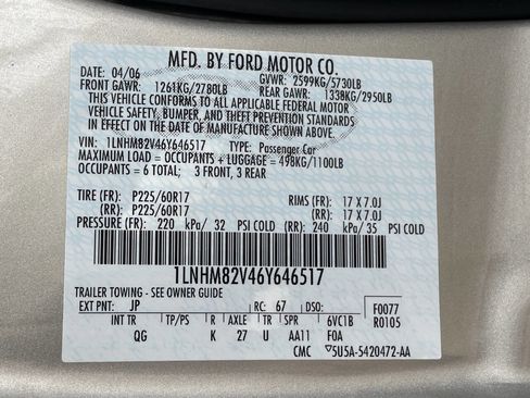 Used 2006 Lincoln Town Car Signature Limited image 32