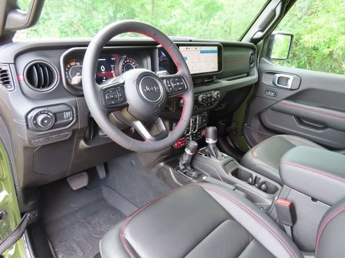 Certified 2024 Jeep Wrangler Unlimited Rubicon w/ Technology Group AWD/4WD image 4