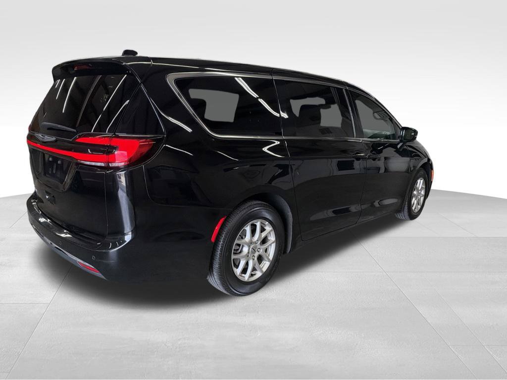 Used 2025 Chrysler Pacifica Select FWD image 10