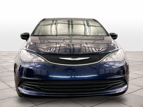Used 2017 Chrysler Pacifica Touring FWD image 3