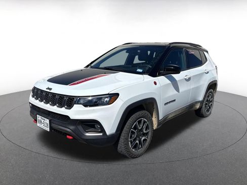 Used 2025 Jeep Compass Trailhawk w/ Trailer Tow Group AWD/4WD image 2