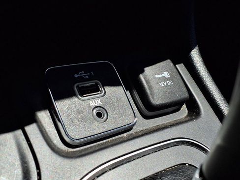 Used 2019 Jeep Cherokee Latitude Plus w/ Cold Weather Group AWD/4WD image 20