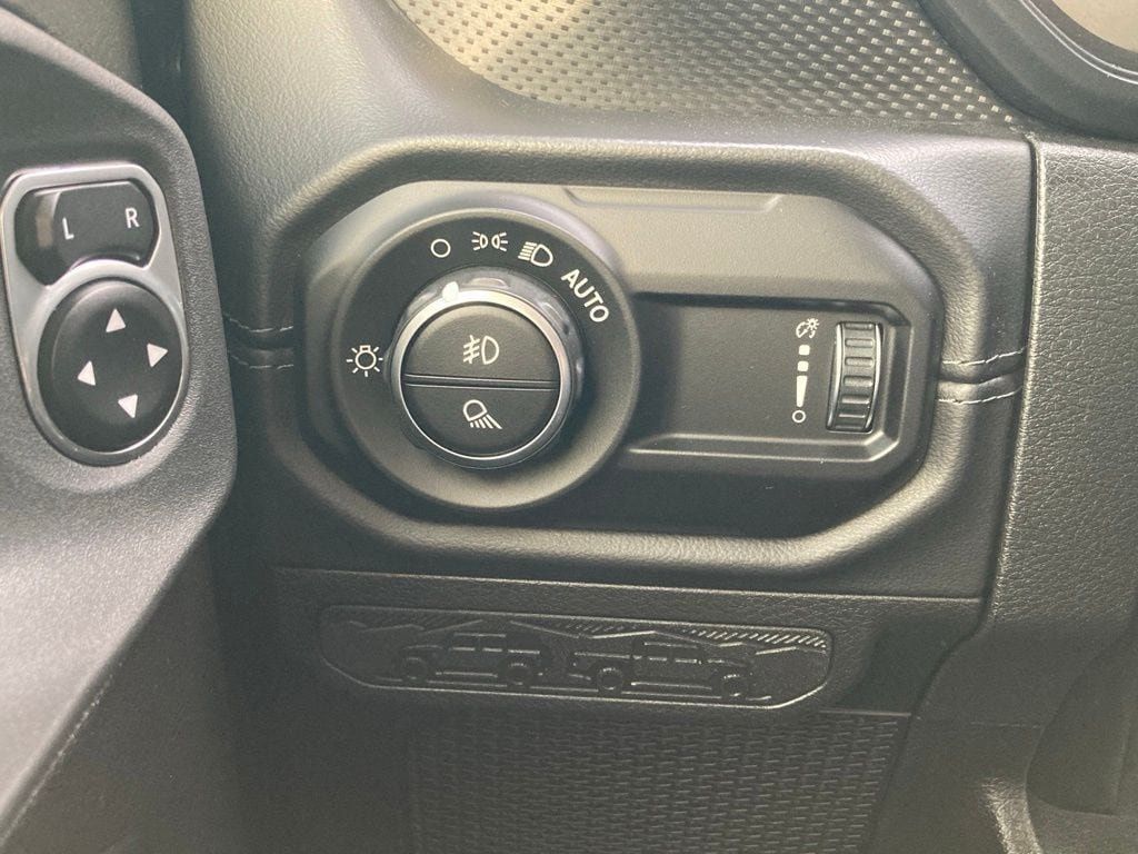 Used 2025 Jeep Gladiator Mojave w/ Convenience Group AWD/4WD image 13