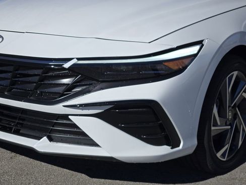 New 2025 Hyundai Elantra Limited image 10