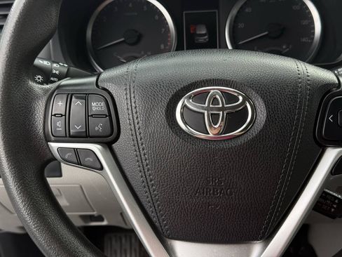 Used 2019 Toyota Highlander LE w/ Carpet Mat Package (TMS) AWD/4WD image 16