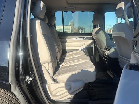 Used 2023 Jeep Wagoneer Series III w/ Premium Group I image 21