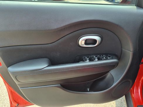 Used 2018 Kia Soul + FWD image 14