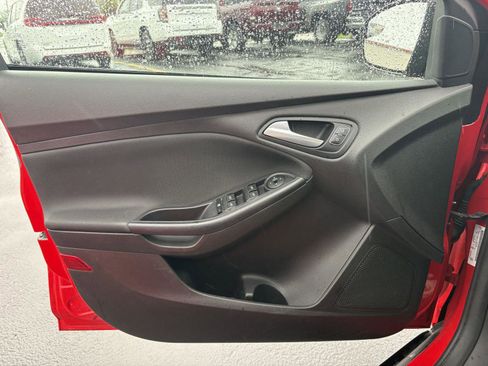 Used 2015 Ford Focus SE FWD image 3