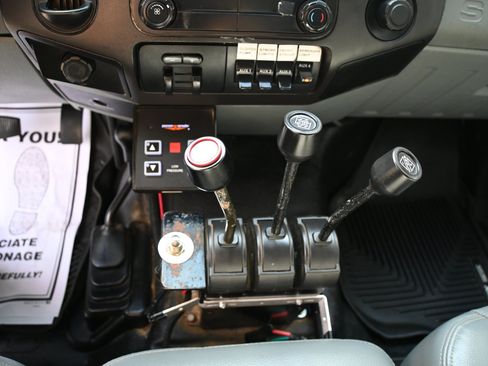 Used 2015 Ford F550 4x4 Regular Cab Super Duty image 8