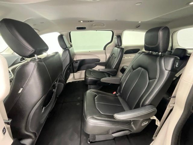 Used 2023 Chrysler Pacifica Touring-L FWD image 11