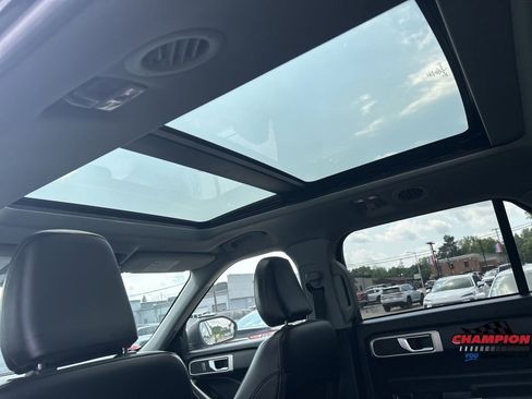 Used 2022 Ford Explorer XLT w/ Equipment Group 202A image 11