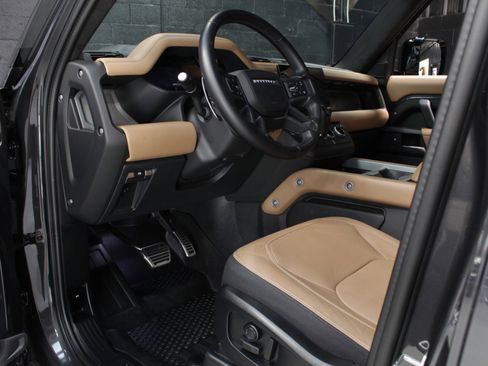 Used 2025 Land Rover Defender 110 V8 image 32