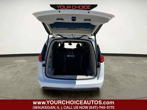 Used 2017 Chrysler Pacifica Touring Plus w/ Tire & Wheel Group FWD image 17