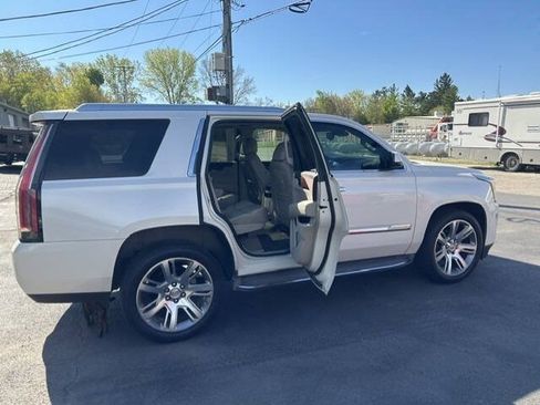 Used 2015 Cadillac Escalade Luxury AWD/4WD image 35