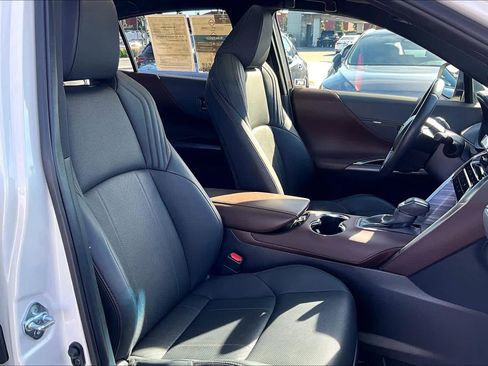 Used 2021 Toyota Venza Limited image 8