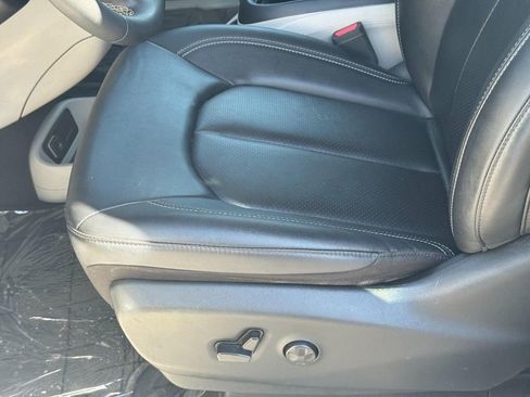 Used 2024 Chrysler Pacifica Touring-L image 18