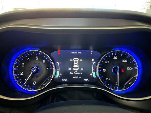 Used 2023 Chrysler Pacifica Touring-L FWD image 15