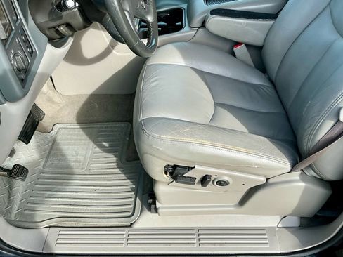 Used 2005 Chevrolet Avalanche Z66 w/ Sun And Sound Package image 41