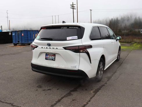 Certified 2023 Toyota Sienna LE image 5
