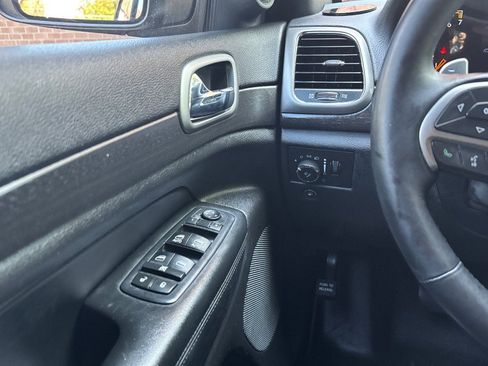 Used 2017 Jeep Grand Cherokee Altitude AWD/4WD image 11