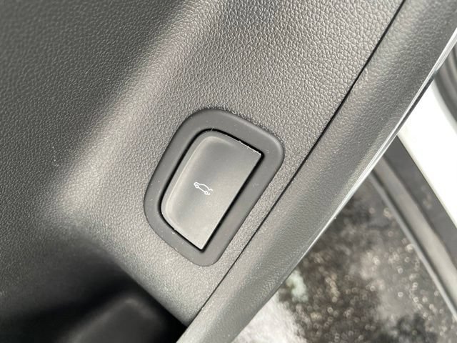 Used 2026 GMC Acadia Elevation w/ Elevation Premium Package FWD image 8