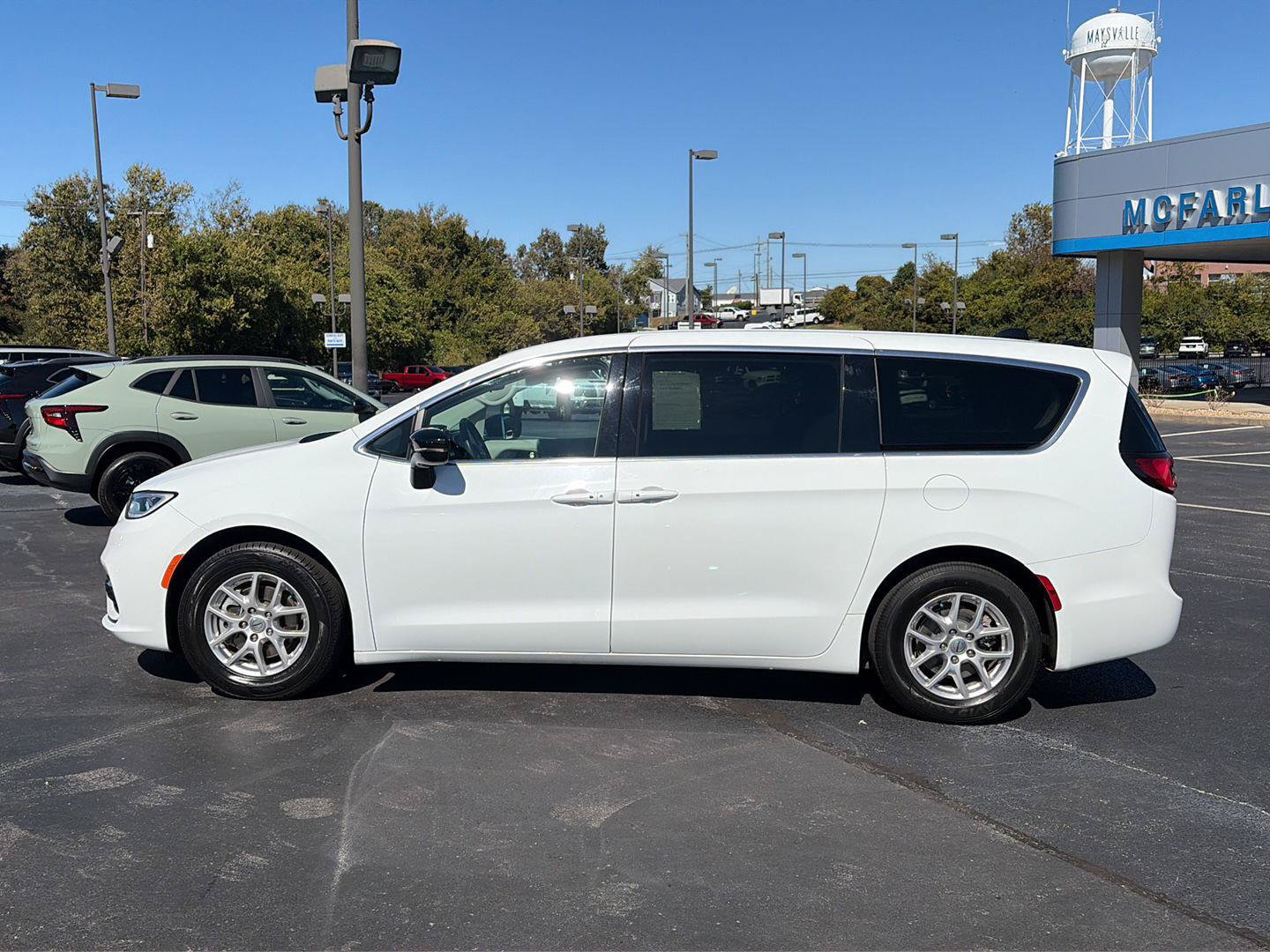 Used 2024 Chrysler Pacifica Touring-L FWD image 2