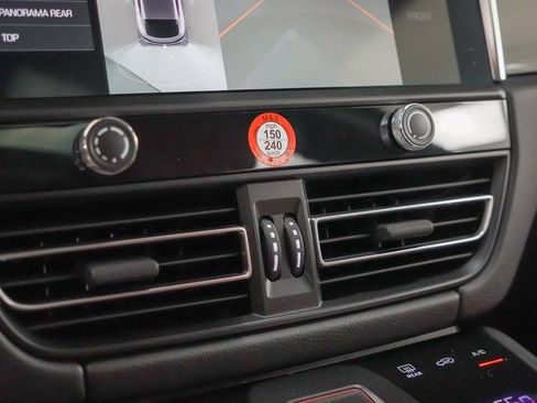 Used 2025 Porsche Macan image 31