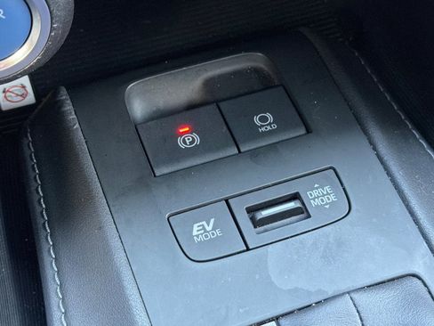 Used 2021 Toyota Venza Limited image 32